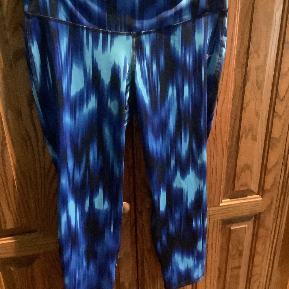NWOT Old Navy active go dry capri leggings